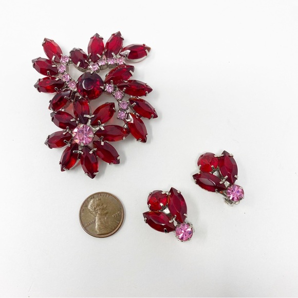 703 Vintage DeLizza & Elster Juliana Flower red and pink Brooch Pin and Earrings - Picture 3 of 10